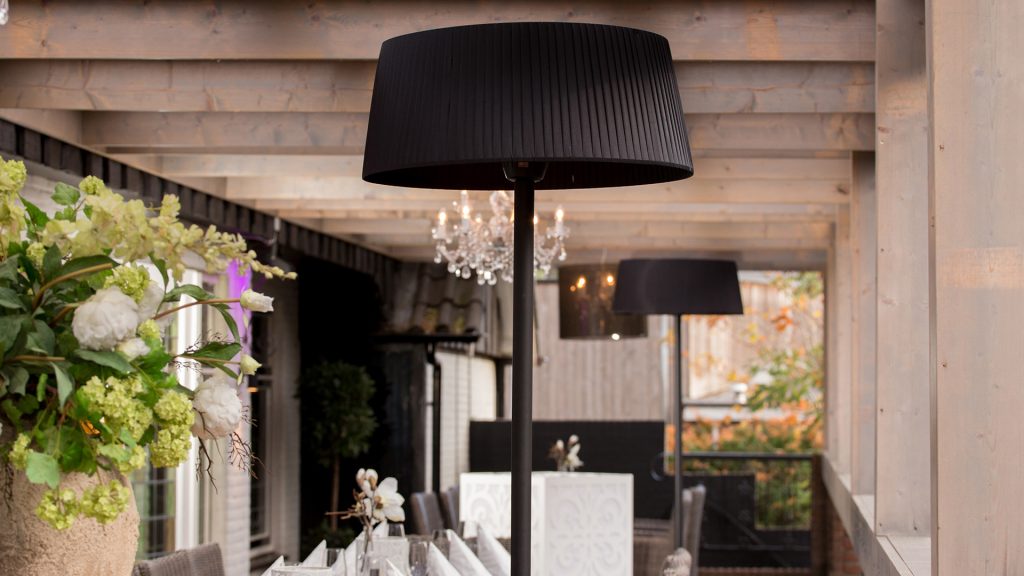 lifestyle foto van Sunred Heater Artix Bright Standing Black 2100 Watt
