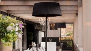 lifestyle foto van Sunred Heater Artix Bright Standing Black 2100 Watt