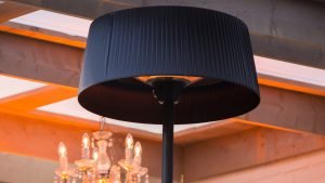 lifestyle foto van Sunred Heater Artix Bright Standing Black 2100 Watt