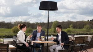 lifestyle foto van Sunred Heater Artix Bright Standing Black 2100 Watt